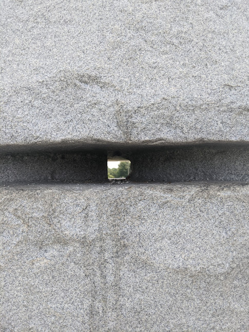slot in the face of the center stone